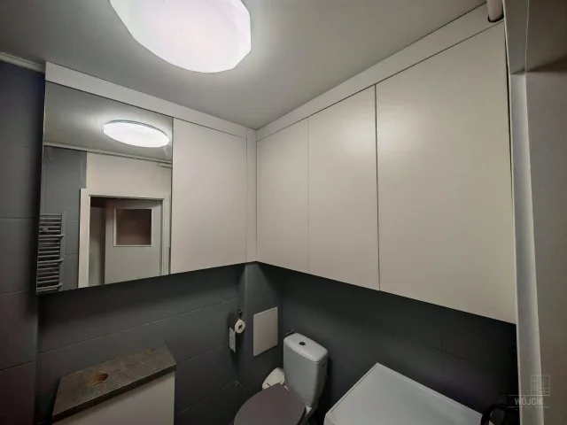 Szafki łazienkowe nad strefą WC